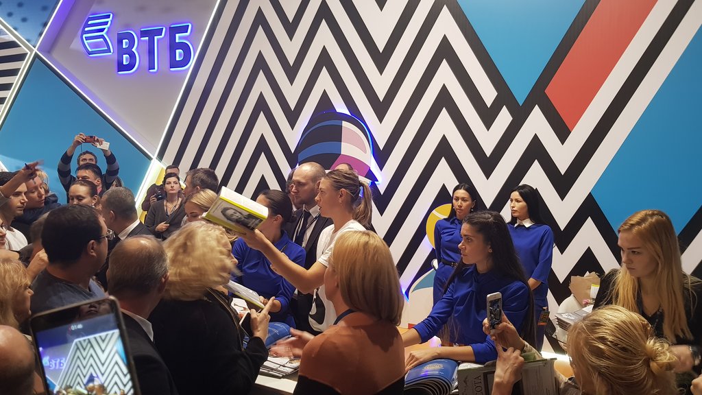 Autograph session of Maria Sharapova was held on the bank VTB booth
